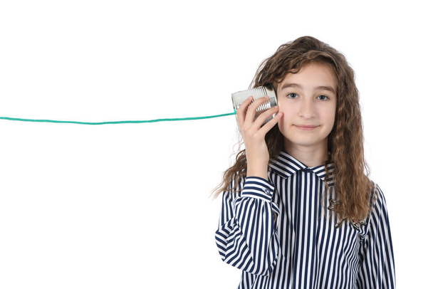 Jovem chamada menina por lata pode telefone isolado no branco
 - Foto, Imagem