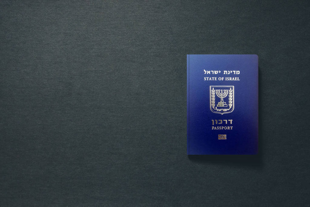 コピースペースで暗い背景にイスラエルのパスポート- 3Dイラスト - 写真・画像