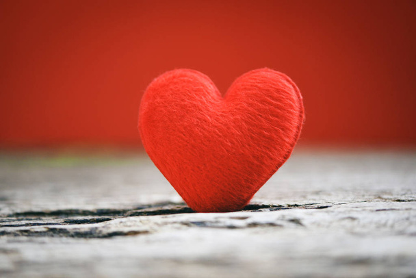 Férias cartão Dia dos Namorados coração vermelho na madeira velha para philanthr
 - Foto, Imagem