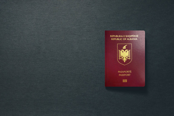 Albanie Passeport sur fond sombre avec espace de copie - Illustration 3D
 - Photo, image