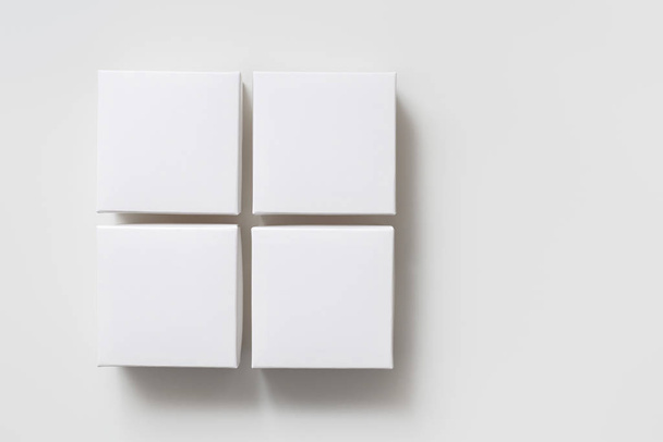 Составьте четыре белых ящика разного размера на белом фоне
 - Фото, изображение