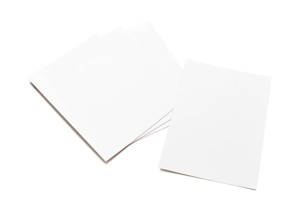 Makieta z pustymi białymi pocztówkami odizolowanymi na białym tle - Zdjęcie, obraz