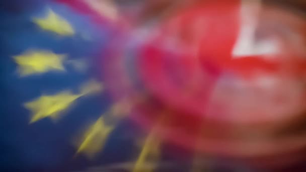 Uk Union Jack i flagi Unii Europejskiej Eu odzwierciedlone w powolnym rozbryzgu wody po prawej stronie. Czerwona, biała i niebieska wypaczona brytyjska flaga jest widoczna wraz z gwiazdami wypaczonej flagi Eu, gdy kropla wody uderza w flagę Gb.. - Materiał filmowy, wideo
