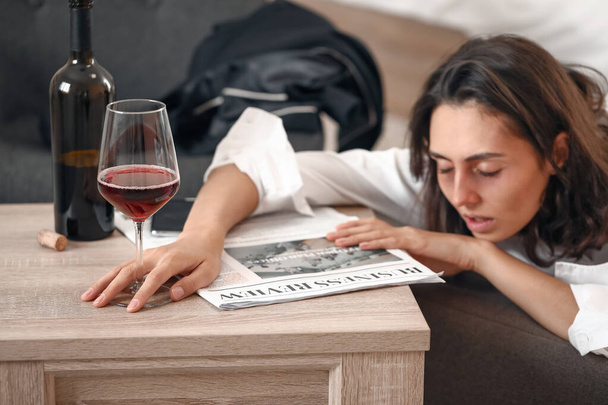 Mujer bebiendo vino en casa. Concepto de alcoholismo
 - Foto, imagen