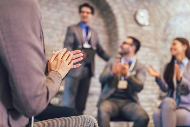 Успішна бізнес команда плескає руками в сучасному офісі
 - Фото, зображення