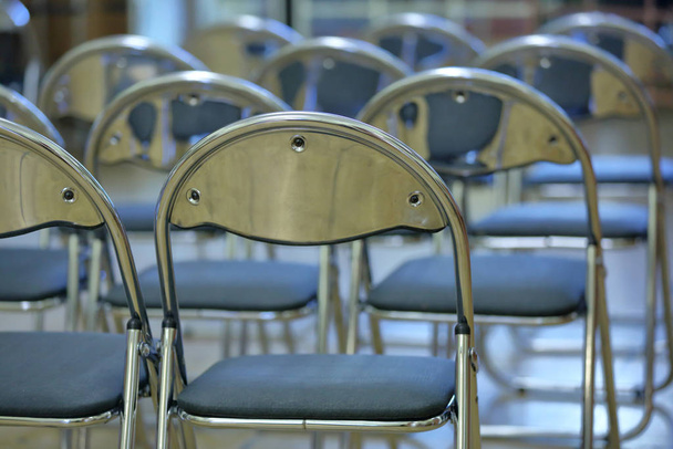 Алюмінієві стільці зі зручними м'якими сидіннями
 - Фото, зображення