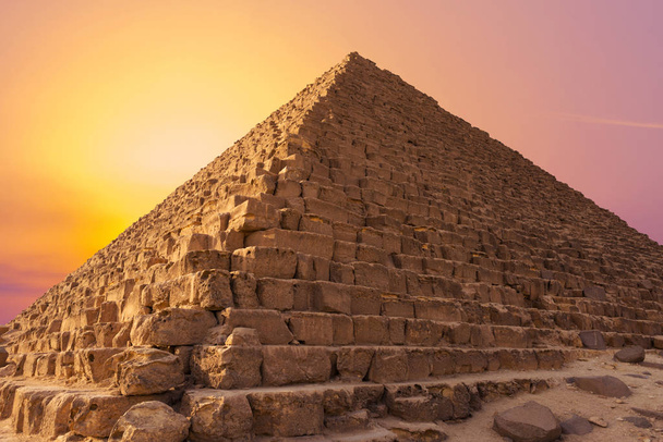Grande pyramide de Gizeh célèbre dans le désert de sable au Caire. - Photo, image