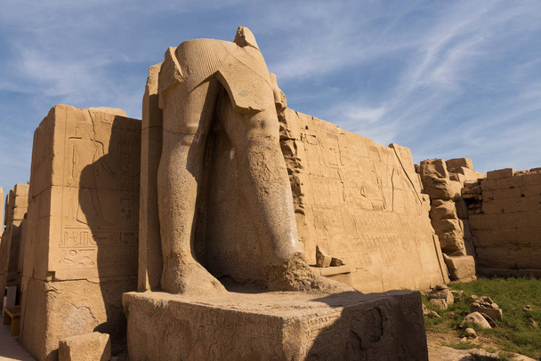 A Karnak templom ősi romjai Luxorban (Théba), Egyiptomban. Az ókor legnagyobb templomkomplexuma a világon. UNESCO Világörökség. - Fotó, kép