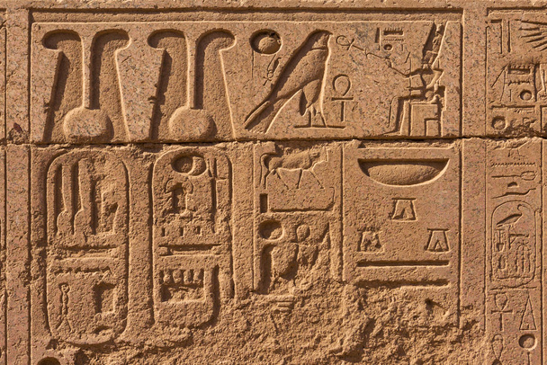 エジプトのルクソール(テーベ)にあるカルナック神殿の古代遺跡。世界最大の寺院の古代の複合体。ユネスコ世界遺産. - 写真・画像