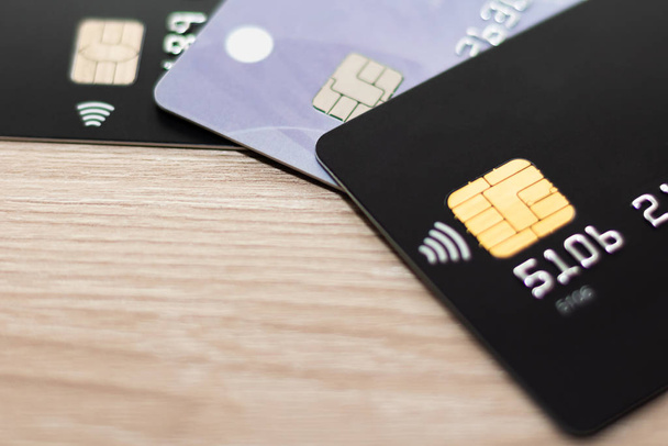 Három különböző színű hitelkártya. Műanyag kártya. Hitelkártya-fizetés. - Fotó, kép