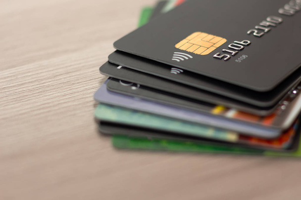 Багато кредитних карток різних кольорів. Різні кредитні картки. Безконтактні платежі. Картки на столі
 - Фото, зображення