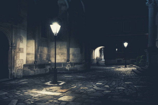 calle iluminada por la noche. Antigua ciudad europea
 - Foto, imagen