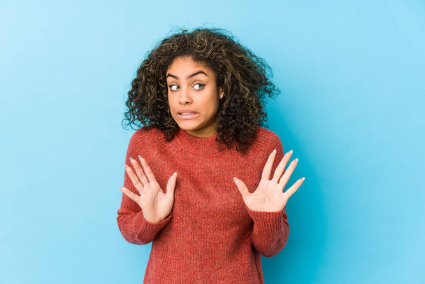 Mladý africký americký kudrnatý vlasy žena odmítá někdo ukazuje gesto znechucení. - Fotografie, Obrázek