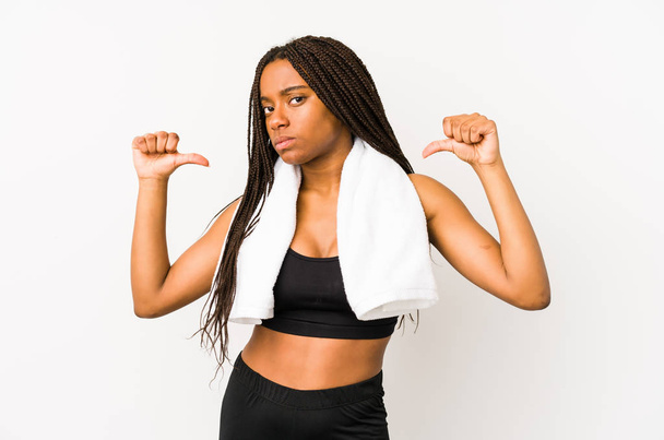 Jonge Afrikaanse amerikaanse sport vrouw geïsoleerd voelt trots en zelfvertrouwen, voorbeeld te volgen. - Foto, afbeelding
