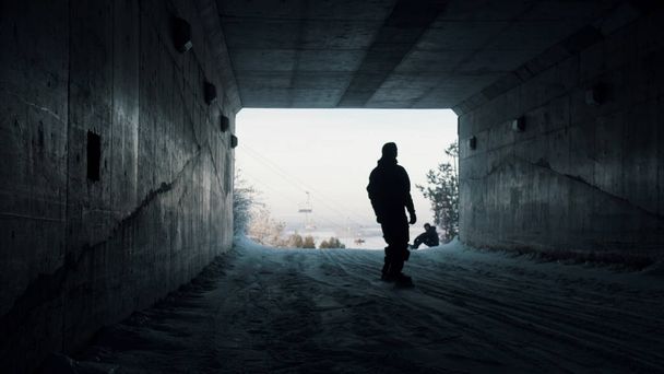 Сноубординг - люди катаються на снігу з тунелю
 - Фото, зображення