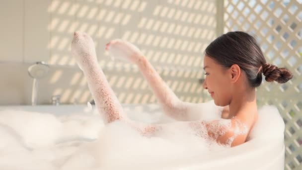 Запись красивой азиатской женщины, принимающей ванну дома
 - Кадры, видео