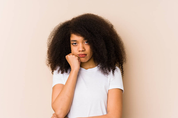 Jonge Afrikaans-Amerikaanse vrouw die zich verveelt, vermoeid is en een ontspannende dag nodig heeft. - Foto, afbeelding