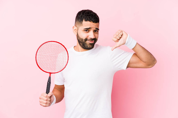 młody arabski człowiek gra badminton odizolowany czuje dumę i pewność siebie, przykład do naśladowania. - Zdjęcie, obraz