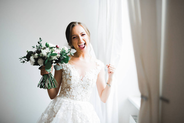 Luxury wedding bride, girl posing and smiling with bouquet - Fotoğraf, Görsel