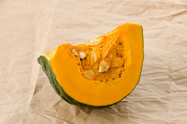 1/4 sliced pumpkin(kabocha squash) on kraft Paper - Foto, afbeelding