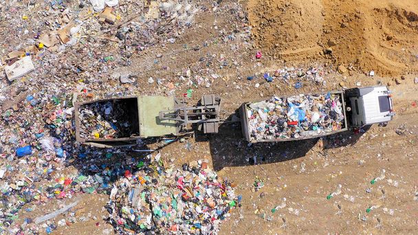 Průmyslový odpad Třídění a přeprava šrotu, S bagrem a přívěsy naloženými různými druhy zachráněných kovů - Fotografie, Obrázek