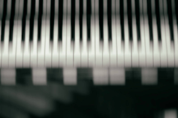 Fondo de teclado de piano con enfoque selectivo y desenfoque
 - Foto, imagen