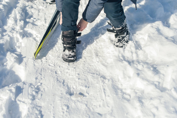Jonge tiener op ski 's in een park van de winter sneeuw drijft - Foto, afbeelding