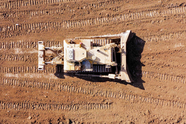 A talajt ízesített kamionokra rakodó kotrógépek légi rálátása - Fotó, kép
