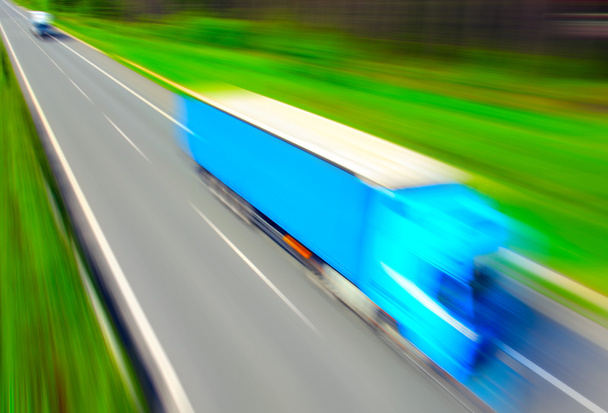 Vrachtwagen op de snelweg - Foto, afbeelding