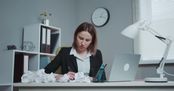 Gestresste zakenvrouw geïrriteerd met behulp van geplakte laptop, boze vrouw boos over computer probleem gefrustreerd met verlies van gegevens, online fout, software fout of systeemfalen - Video