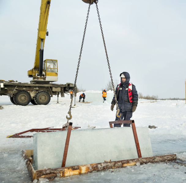 Slinger controleert de opkomst van ijsblokken - Foto, afbeelding