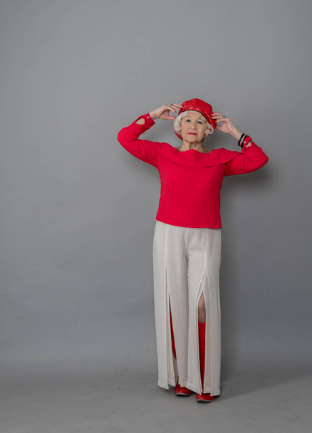 Fashionable elderly woman smiling and posing - Foto, Imagem