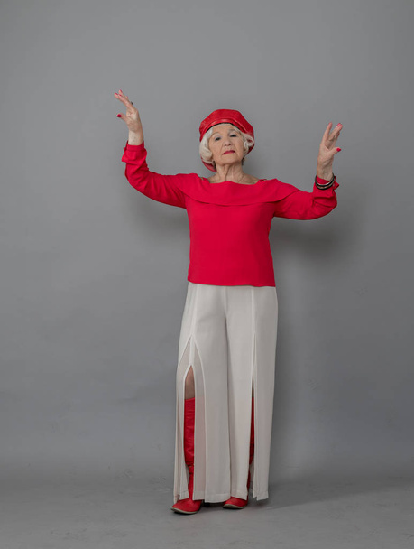 Fashionable elderly woman smiling and posing - Foto, afbeelding