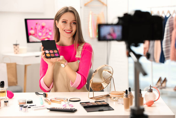 Beauty blogger filming make up tutorial at home - Foto, Bild