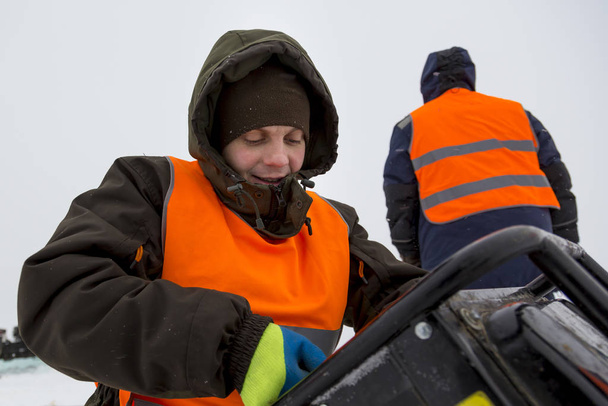 Portrét pracovníka v zelené bundě s kapucí - Fotografie, Obrázek