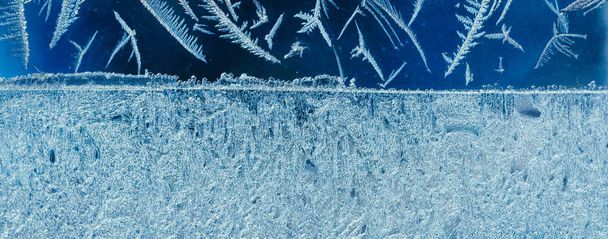 Padrão gelado em fundo transparente. Fundo luz azul inverno. Fundo azul belo fundo abstrato. Banner do tempo frio
 - Foto, Imagem