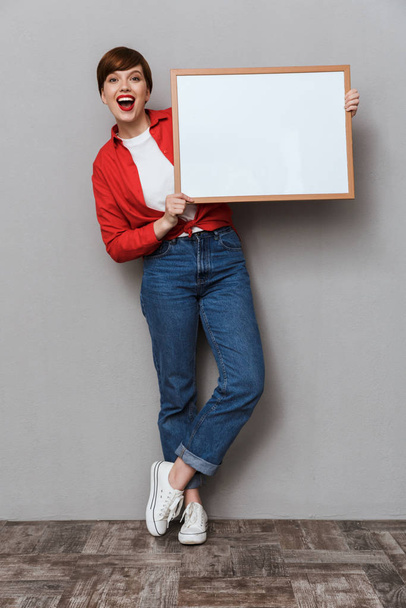 Image of pretty woman smiling while holding copyspace text board - Fotoğraf, Görsel