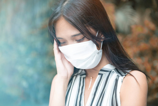 Preoccupato asiatico ragazza indossare aria maschera protezione sanitaria da d - Foto, immagini