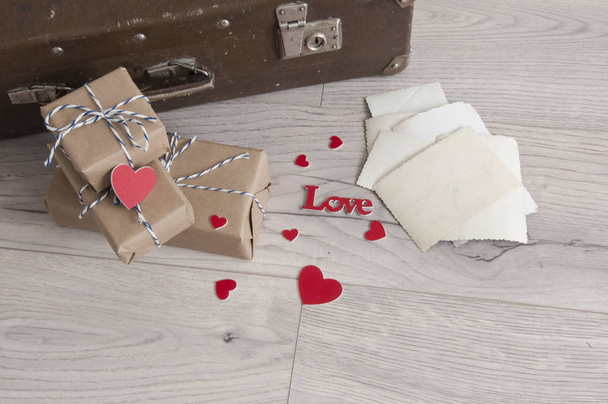 Valentijnsdag achtergrond. Vintage koffer met geschenkdozen en - Foto, afbeelding