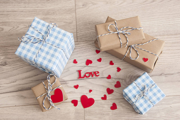 Biglietto di San Valentino. Composizione carina con scatole regalo fatte a mano
  - Foto, immagini