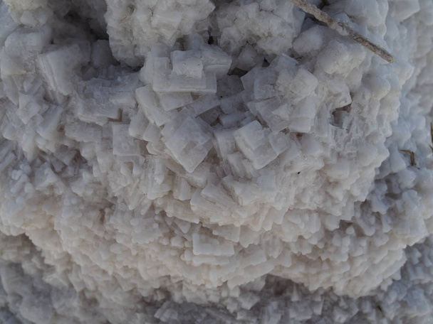 bloco de sal, um enorme bloco de sal em que os grãos estruturados de sal são visíveis
 - Foto, Imagem