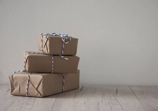 cardboard box on wooden background, Brown mail package  - Foto, afbeelding