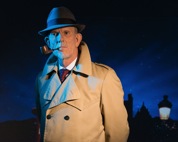 Şehir geceleri sokak yürüyüş retro Dedektif adam sigara borusu - Fotoğraf, Görsel