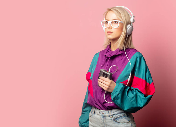 nainen 90-luvulla vaatteita kuulokkeet
  - Valokuva, kuva