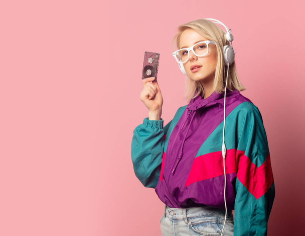 nő 90-es évekbeli ruhák fülhallgató és audio kazetta - Fotó, kép