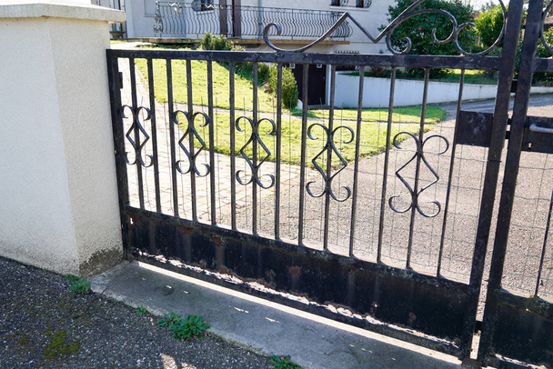 Velho vintage enferrujado portão de metal da casa privada
 - Foto, Imagem