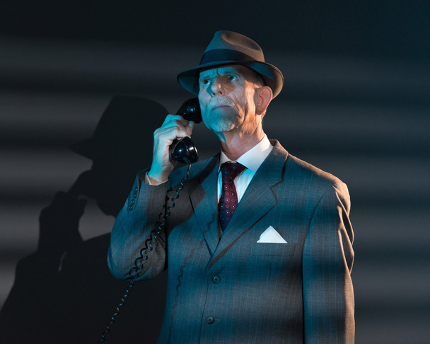 ρετρό ντετέκτιβ άνθρωπος, κλήση με vintage τηλέφωνο τη νύχτα σε o - Φωτογραφία, εικόνα