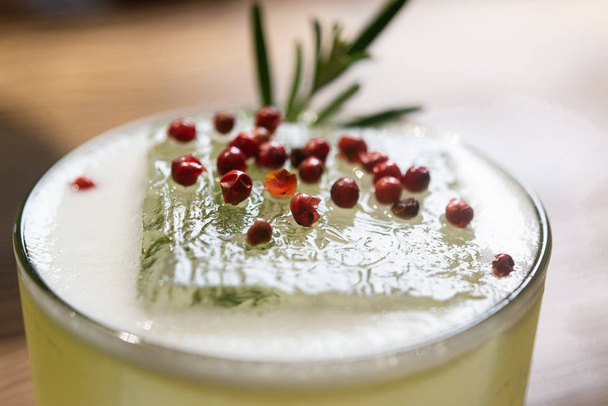 primo piano di cocktail saporito fresco in vetro, concetto di bevanda
   - Foto, immagini