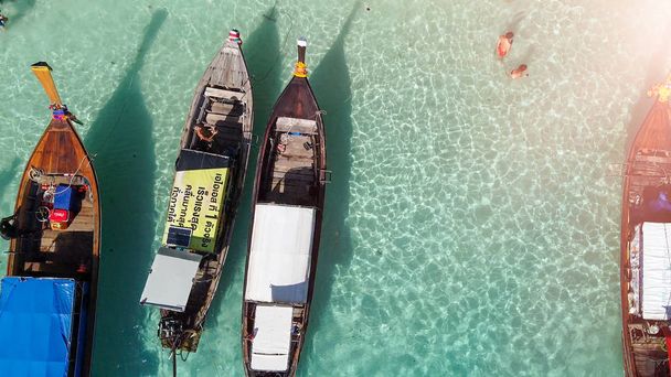 タイのライオンテール木製ボート,空の下のビュー - 写真・画像