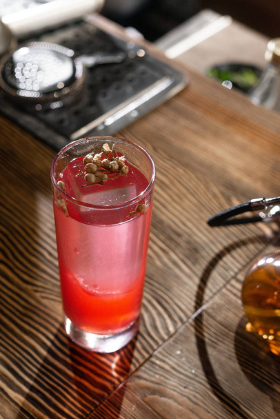 Nahaufnahme von frischen leckeren Cocktails im Glas, Getränkekonzept   - Foto, Bild